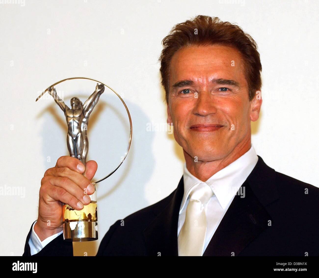 (Dpa) - La stella di Hollywood Arnold Schwarzenegger pone con il suo premio Laureus che ha vinto nella categoria Sport Laureus per buoni premio, presso il Grimaldi Forum di Monte Carlo, 20 maggio 2003. Con il premio è stato onorato per il suo impegno a favore dello sport giovanile. Foto Stock