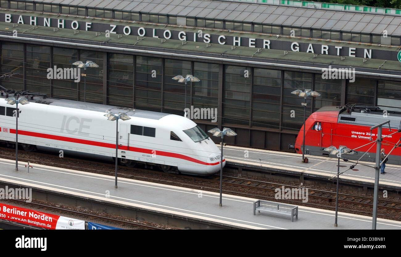 (Dpa) - Un ghiaccio (Inter City Express) il treno ad alta velocità (bianco) 'meets' in rosso di un treno regionale espresso al Bahnhof Zoologischer Garten (stazione ferroviaria del giardino zoologico di Berlino, 20 maggio 2003. Il cosiddetto "Bahnhof Zoo" è ancora la principale stazione di Berlino, è qui che la maggior parte della lunga distanza in treno Foto Stock