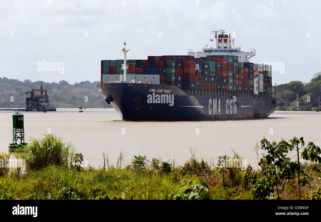 Nave container in transito attraverso il canale di Panama a Las Cumbres Foto Stock