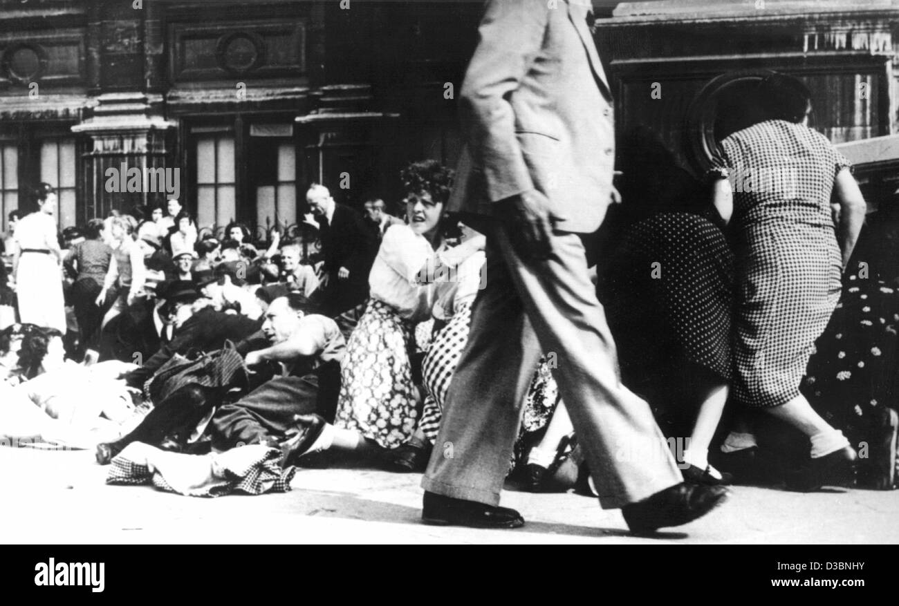 (Dpa file) - la gente a prendere il coperchio durante una shoot-out poco prima dell'invasione delle truppe USA per liberare la capitale francese, sulla Place de l'Hotel de Ville (piazza del municipio) a Parigi, Agosto 1944. Il tedesco di Governatore militare di Parigi, Dietrich von Choltitz, si arrese agli alleati nel 1944, igno Foto Stock
