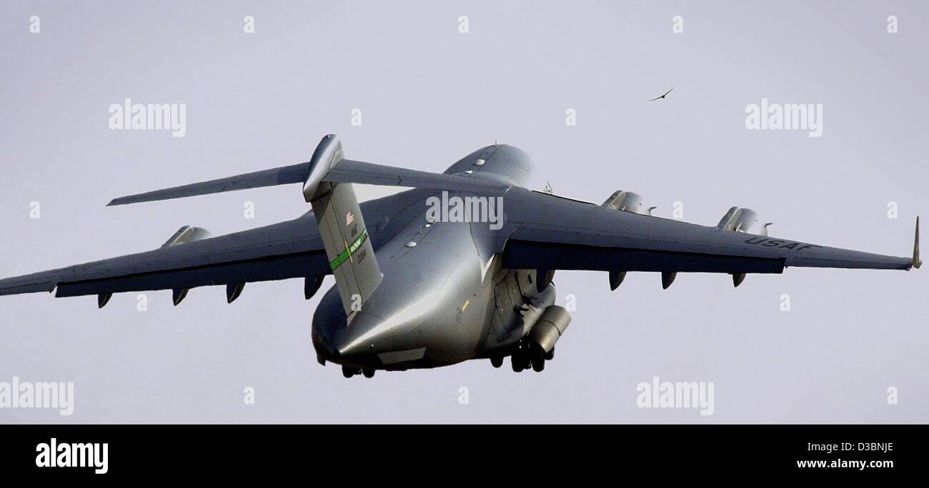 (Dpa) - una galassia di vettore di trasporto della US Air Force è in aria dopo il decollo all'aeroporto di Francoforte, Germania, 1 aprile 2003. Foto Stock