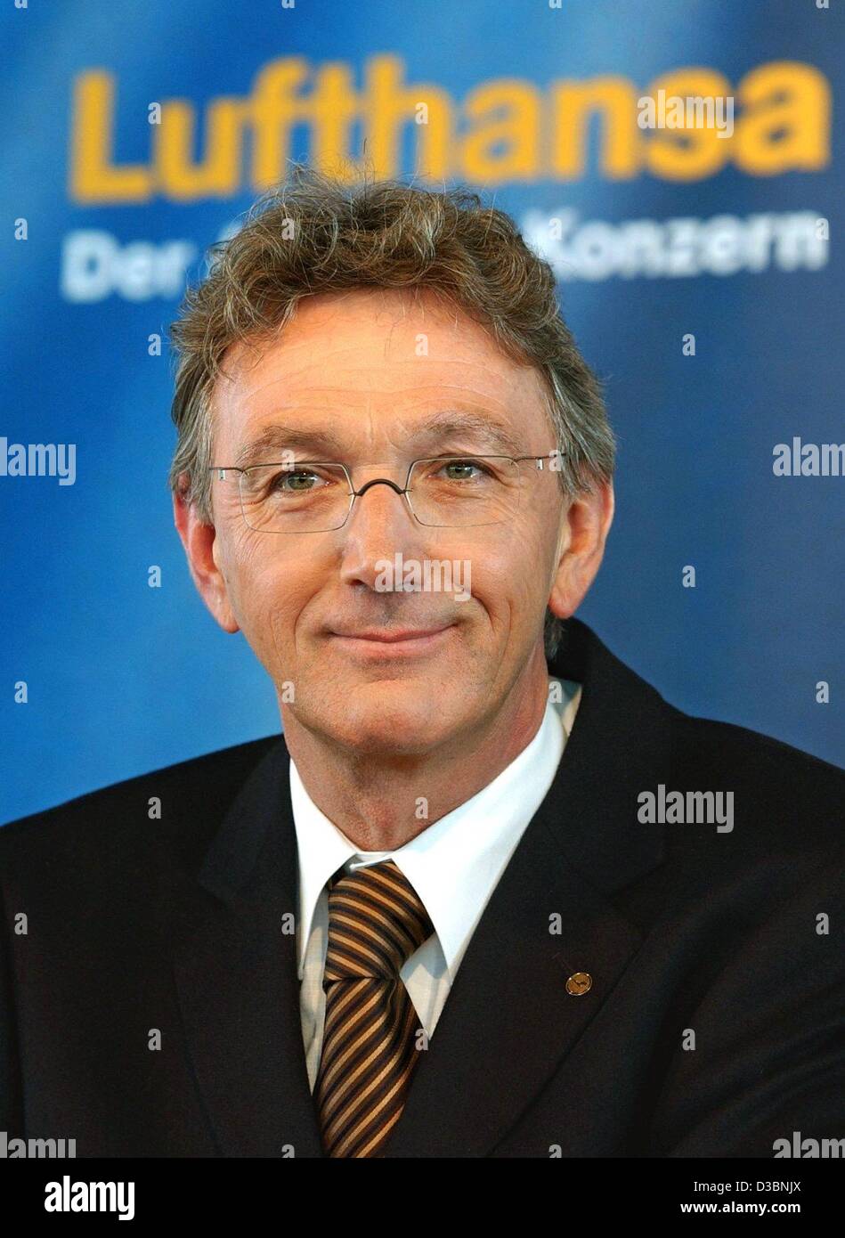 (Dpa) - Wolfgang Mayrhuber, designati CEO di Lufthansa AG, raffigurato nel corso di una conferenza stampa delle compagnie aeree Lufthansa a Monaco di Baviera, Germania, 20 marzo 2003. Dopo il difficile anno 2001, Lufthansa era di nuovo in nero nel 2002. Secondo le proprie statistiche, Lufthansa ha realizzato un profitto di 717 milioni di Euro Foto Stock