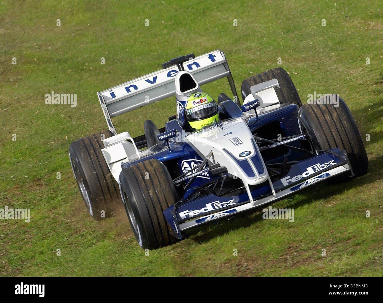 (Dpa) - Tedesco pilota di Formula Uno Ralf Schumacher della BMW-Williams team manzi la sua vettura da gara attraverso il prato durante il corso di formazione gratuito sulla Albert Park Race Track in Melbourne, 8 marzo 2003. Foto Stock