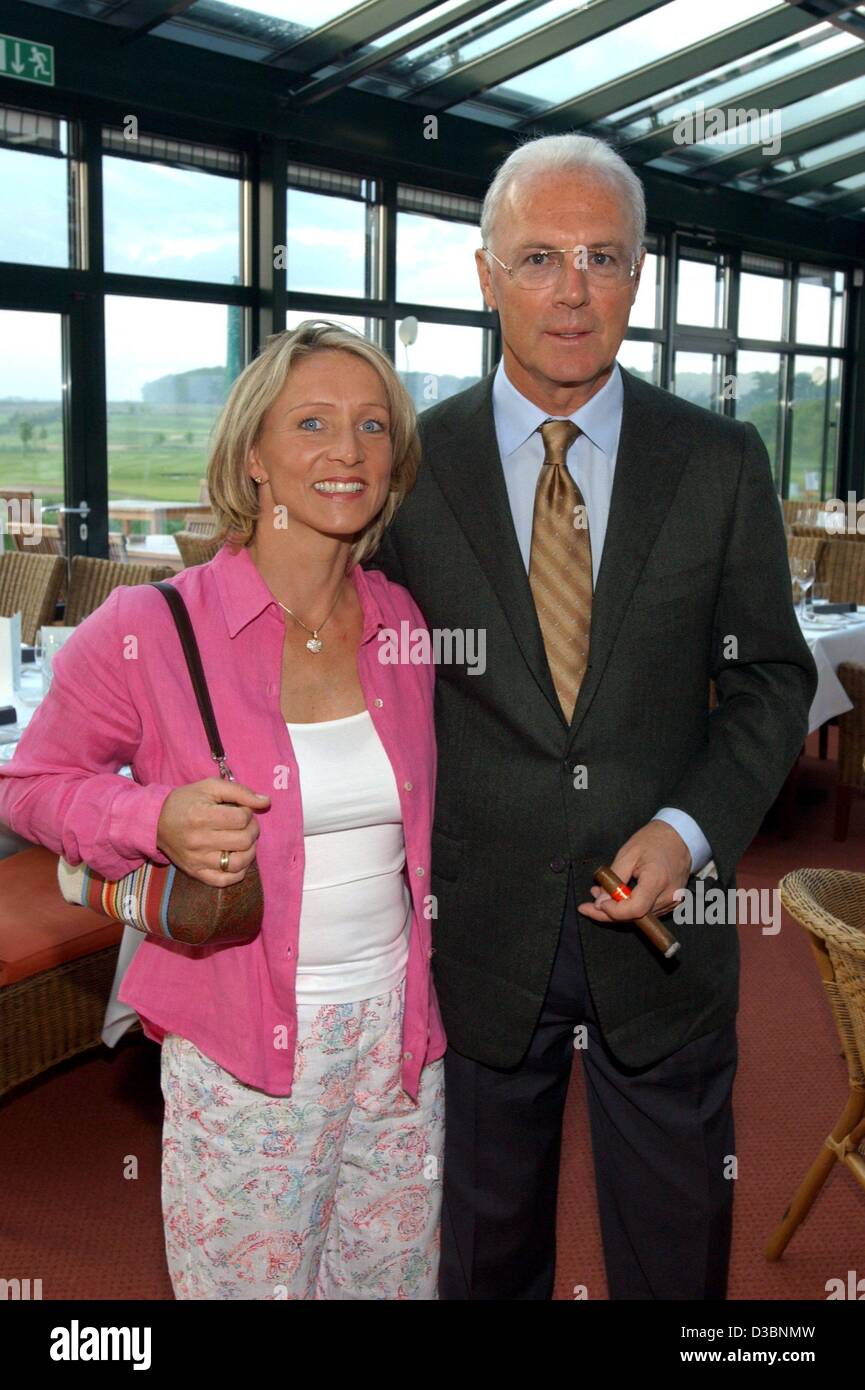 (Dpa) - Tedesco leggenda del calcio Franz Beckenbauer, presidente del comitato organizzatore dei Campionati del Mondo di Calcio 2006 e presidente del club di calcio Bayern Monaco, pone con la sua nuova ragazza Heidi Burmester presso il Golf & Country Club in Brunstorf, Germania, 18 maggio 2003. Foto Stock