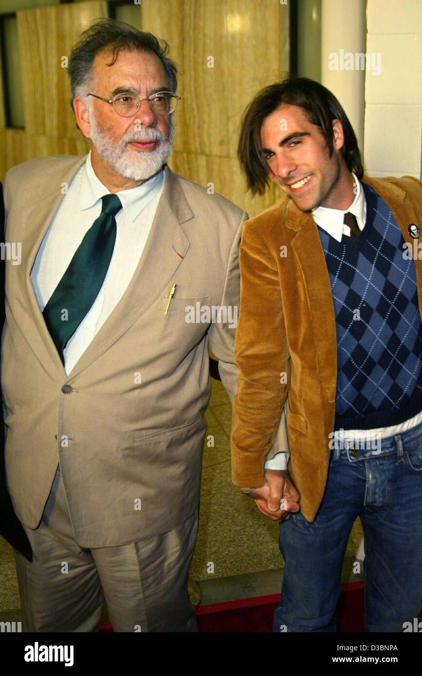 (Dpa) - Direttore Francis Ford Coppola (L) e l'attore Jason Schwartzman ("proprio come Mona', 'Spun') arrivano alla premiere di 'Spun' holding hands in Hollywood, 17 marzo 2003. Foto Stock