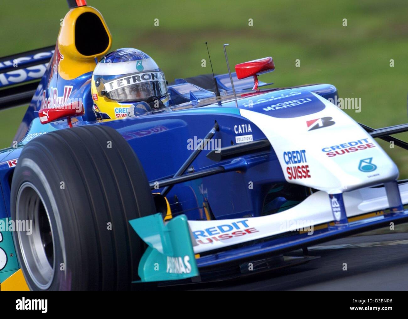 (Dpa) - tedesco di formula uno pilota Nick Heidfeld di Sauber-Petronas squadra corse il suo bolide durante i corsi di formazione di qualifica su Albert Park Race Track in Melbourne, 8 marzo 2003. Foto Stock