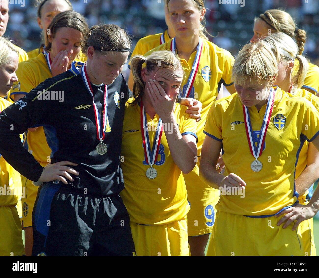 (Dpa) - Svezia giocatori (da L:) Caroline Joensson, Frida Oestberg und Kristin Bengtsson tristemente posano con le loro medaglie d argento dopo aver perso la finale delle donne del Campionato Mondiale di Calcio contrapposta della Germania e della Svezia a Carson/California, Stati Uniti d'America, 12 ottobre 2003. La Germania ha vinto 2-1 e e ribadito la Coppa del Mondo di calcio Foto Stock