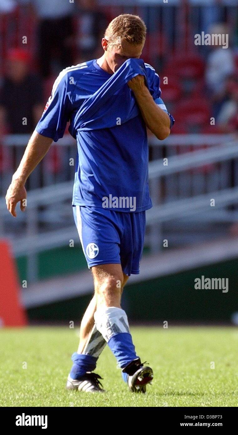 (Dpa) - Schalke del difensore polacco e capitano della squadra Tosmasz Waldoch lascia deluso il passo dopo la Bundesliga soccer game contrapposta SV Werder Bremen e FC Schalke 04 a Bremen, Germania settentrionale, 23 agosto 2003. Brema vince 4-1 e attualmente si colloca nella parte superiore del tedesco di prima divisione. Foto Stock