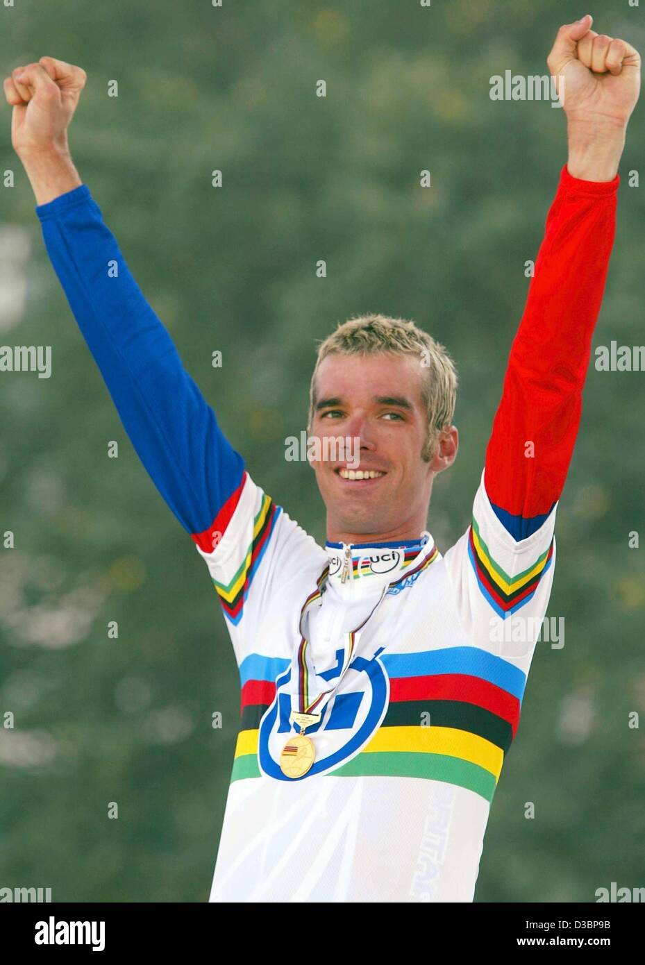 (Dpa) - 26-anno-vecchio ciclista David Millar dalla Scozia (C) celebra il suo titolo dopo aver vinto il cronometro su 41,2 km durante le escursioni in bicicletta ai Campionati Mondiali di Hamilton, Canada, il 9 ottobre 2003. Millar è nato a Malta e portato fino a Hong Kong. Ha terminato la prova a tempo di gara con un 1:25 Foto Stock