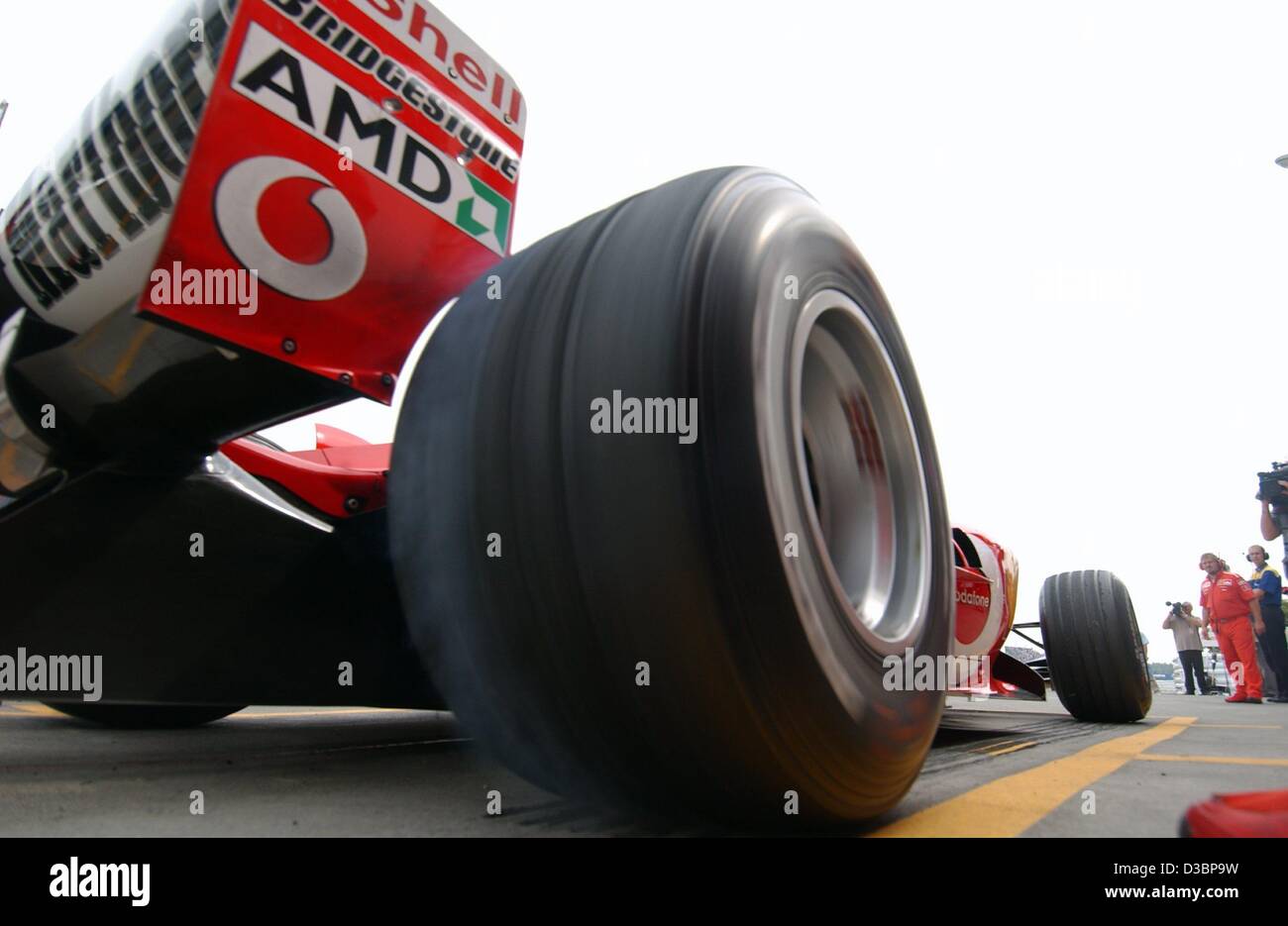 (Dpa) - Tedesco pilota di Formula Uno Michael Schumacher della Ferrari inizia con il fumo pneumatici durante il corso di formazione gratuito sulla gara di Formula Uno via a Suzuka, in Giappone, 10 ottobre 2003. Il sedicesimo e ultimo round della Formula Uno Campionati del Mondo si terrà a Suzuka, circa 300 km a sud-ovest di Tokyo, Foto Stock