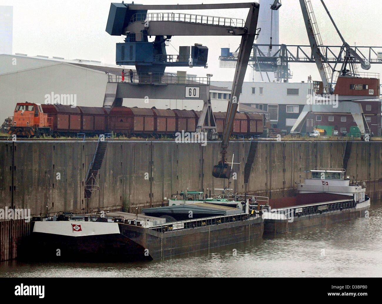 (Dpa) - navi merci giacciono nel porto di Duesseldorf, Germania, 18 agosto 2003. A causa del basso livello delle acque del fiume Reno molte navi merci non è in grado di continuare il loro viaggio. Foto Stock