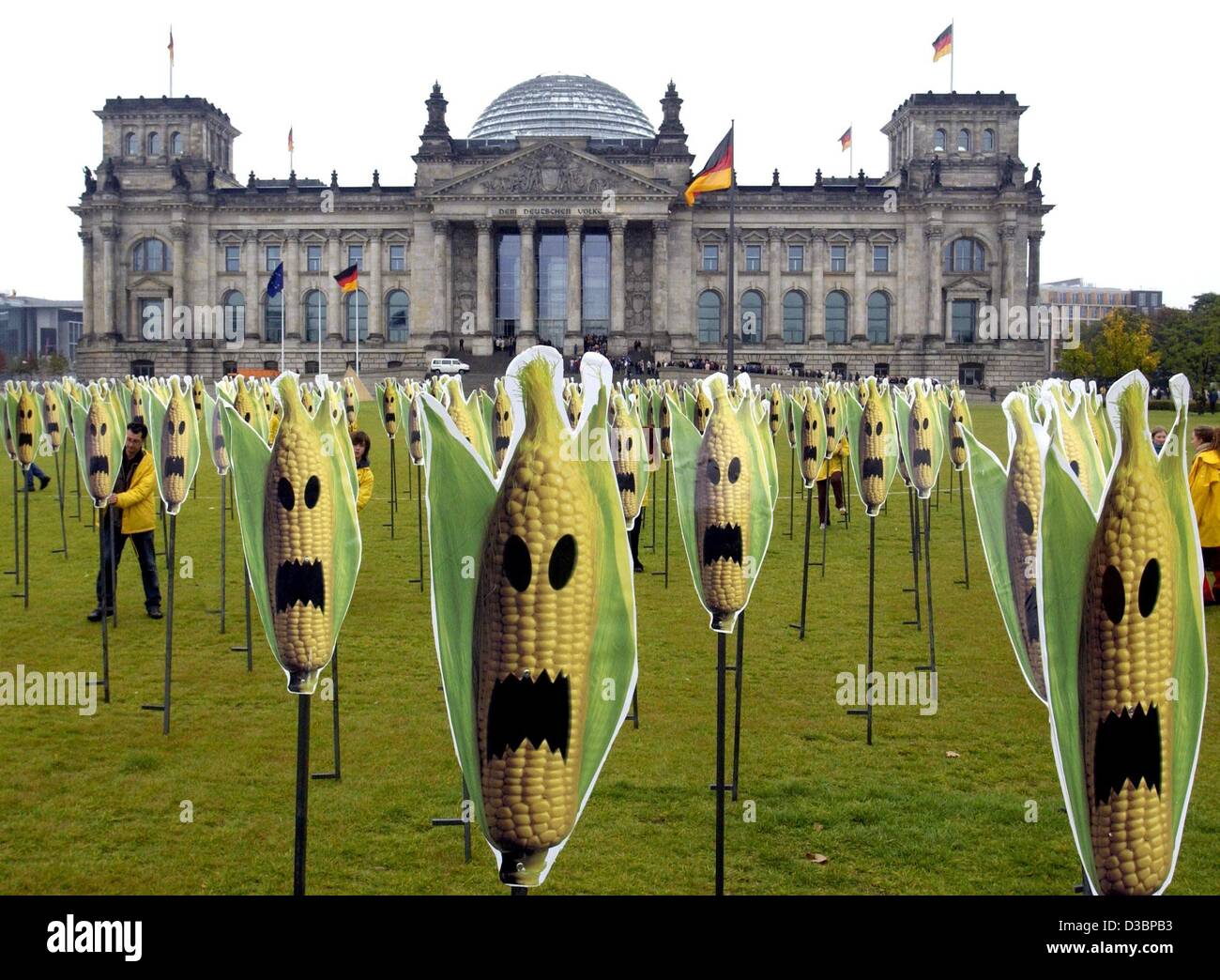 (Dpa) - gli attivisti di Greenpeace hanno messo fino 200 tutoli di mais con Scary Halloween si affaccia di fronte al Reichstag di Berlino, 10 ottobre 2003. Greenpeace protesta contro la diffusione incontrollata di piante geneticamente modificate. Il pericolo di propagazione di DNA modificato piante è potenziata da un progetto Foto Stock