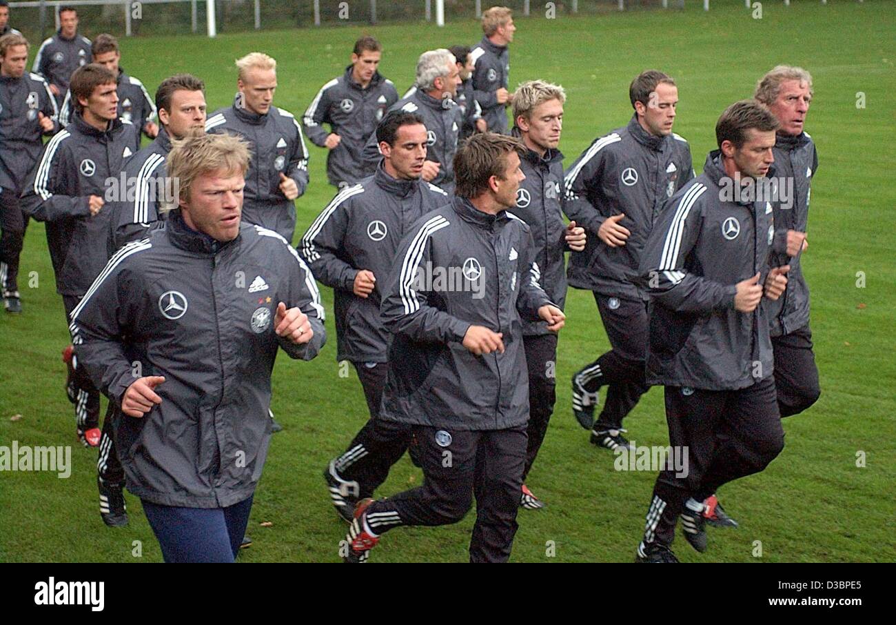 (Dpa) - Il tedesco della nazionale di calcio warm up davanti a una sessione di formazione in Wentorf vicino ad Amburgo, 7 ottobre 2003. Il team tedesco dovrà affrontare l'Islanda nel qualificatore di Euro ad Amburgo il 11 ottobre. Foto Stock