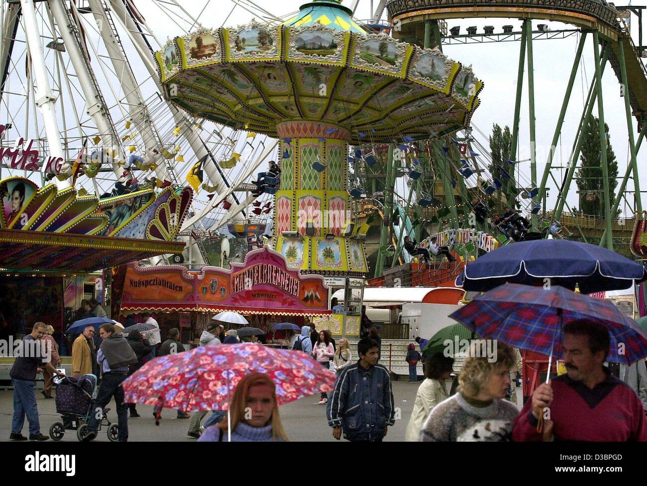 (Dpa) - Nonostante la pioggia a pochi visitatori si divertono sul 'Cannstatter Wasen' folk festival a Stoccarda, Germania, 28 settembre 2003. Il festival è la Germania della seconda più grande festival della birra dopo l'Oktober Fest di Monaco di Baviera. Il 'Cannstatter Wasen' festival corre attraverso 12 Ottobre, con più tha Foto Stock
