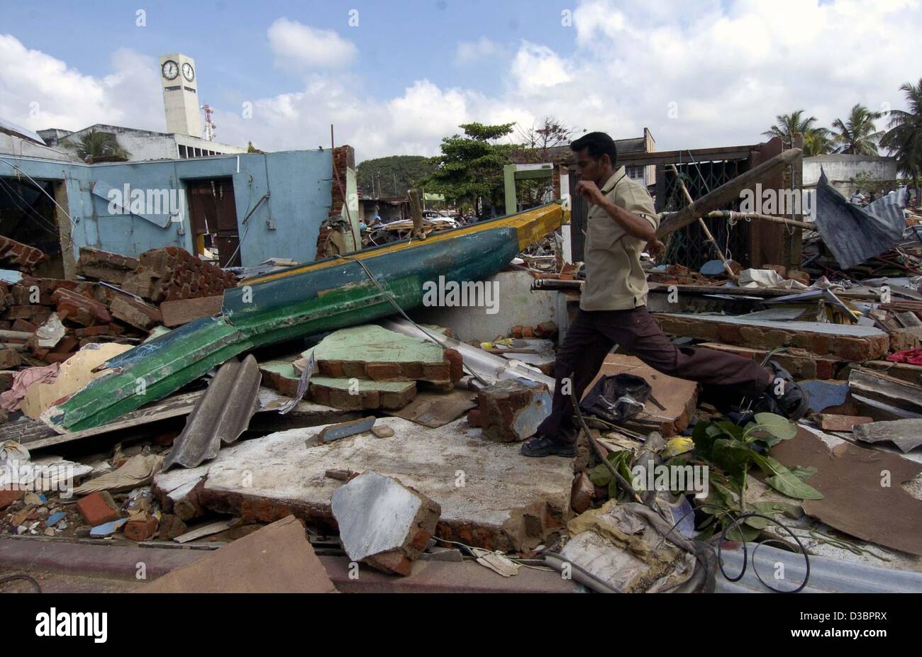 (Dpa) - Un uomo cammina attraverso case distrutte in Galle, Sri Lanka, mercoledì 29 dicembre 2004. La costa dello Sri Lanka è stato uno dei settori più colpiti dal devastante tsunami che fino ad ora ha causato la morte di oltre 60.000 persone in Asia meridionale. Foto Stock