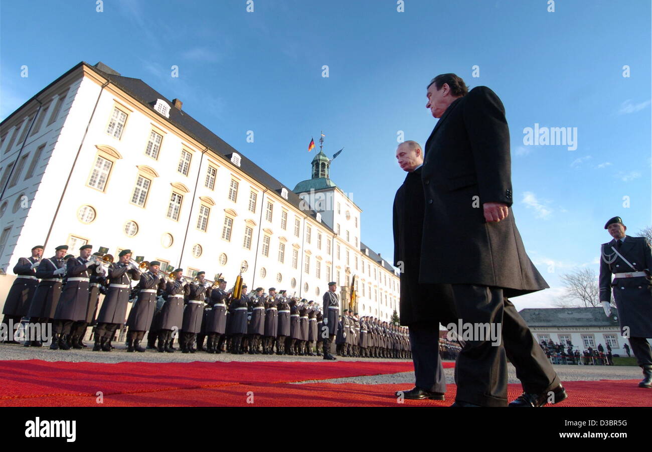 (Dpa) - Il presidente russo Vladimir Putin (L) e il cancelliere tedesco Gerhard Schroeder (R) ispezionare la guardia d'onore al Castello Gottorf vicino a Schleswig, nel nord della Germania, martedì, 21 dicembre 2004. Putin è su una due giorni di visita in Germania per colloqui concentrandosi su collaborazioni nel settore economico e Foto Stock