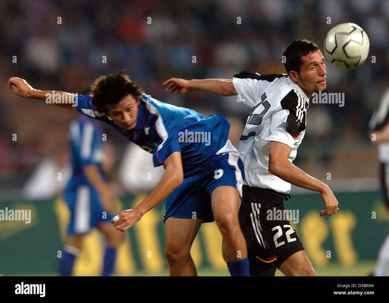 (Dpa) - riscontro tedesco Kevin Kuranyi (R) in un duello con la Thailandia Therdsak del Presidente internazionale in amichevole tra la Tailandia e la Germania a Rajamangala National Stadium di Bangkok, Thailandia, martedì 21 dicembre 2004. Foto Stock