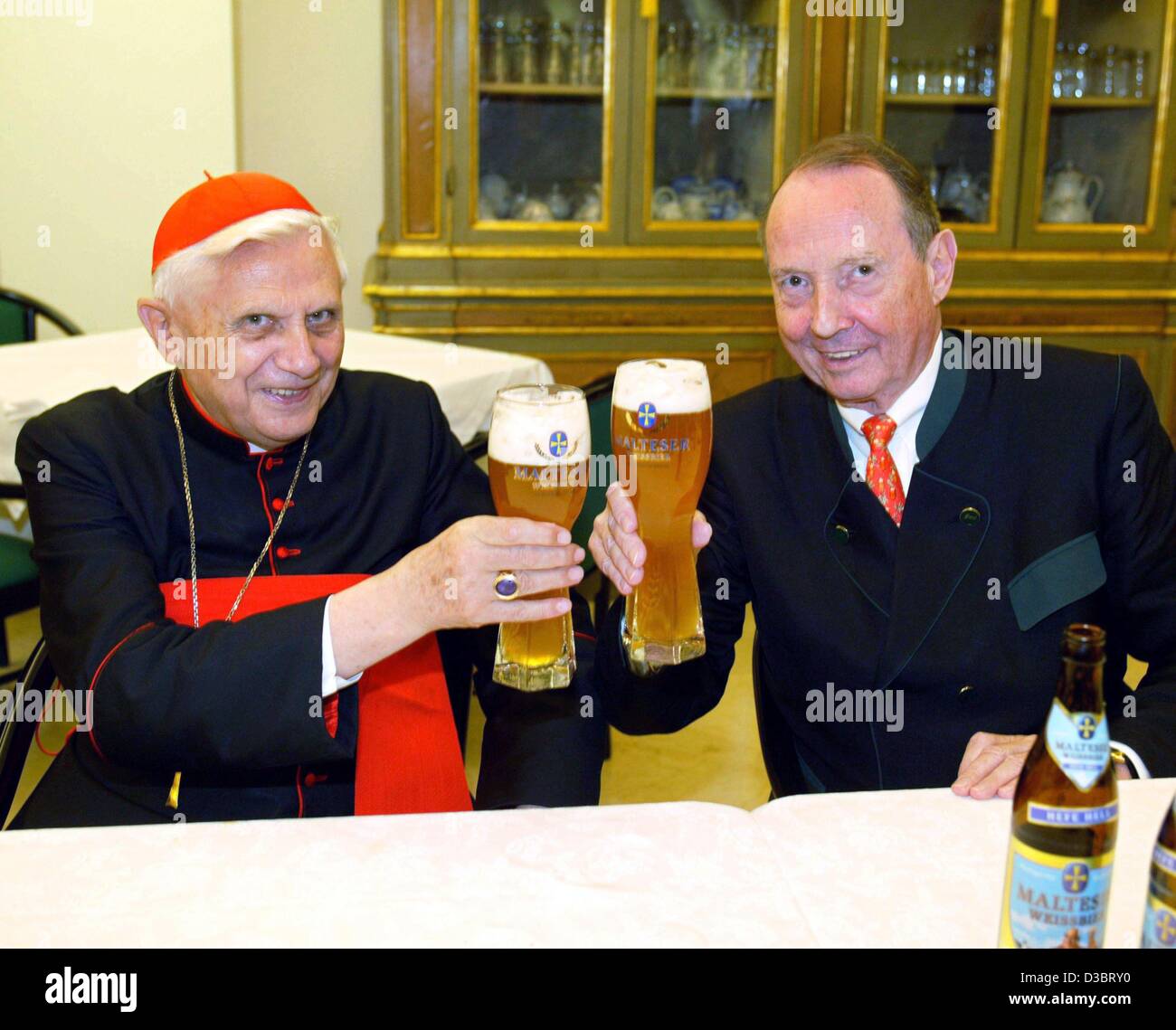 (Dpa) - Tedesco Il Cardinale Joseph Ratzinger (L) clinks occhiali con Pietro può, CEO della Stuttgarter Hofbraeu birreria, in Vaticano a Roma, 22 settembre 2003. "Questo è piuttosto inusuale riunione", il cardinale dal Land della Baviera ha detto nel suo discorso durante il ricevimento nel "salotto d' del suo ufficio. Th Foto Stock