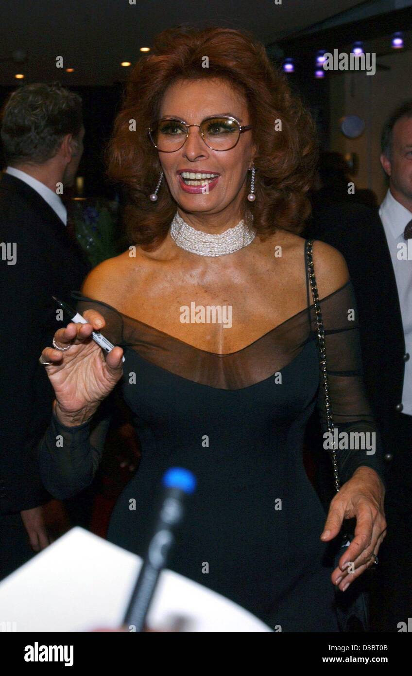 (Dpa) - attrice italiana e vincitore di un Oscar Sophia Loren firma autografi per i fan presso il Cinemaxx cinema ad Amburgo, 22 settembre 2003. La diva è stata accolta con favore dai ventilatori davanti alla schermatura del suo nuovo film di 'tra estranei', che è stato scritto e diretto da suo figlio Edoardo Ponti. Il film Foto Stock