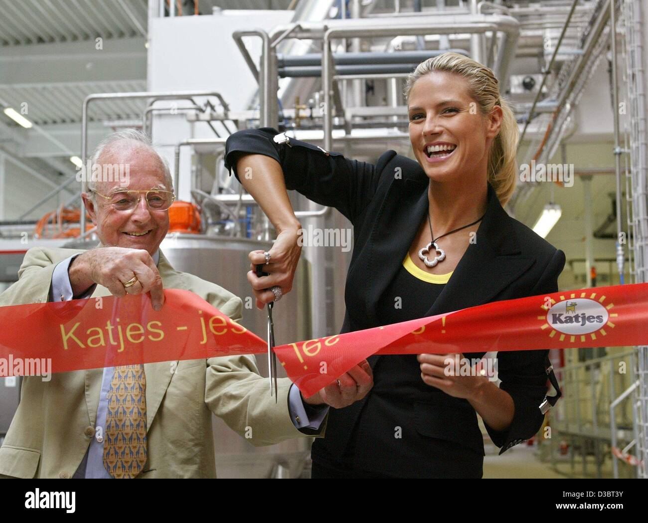 (Dpa) - Tedesco top model Heidi Klum e fondatore Katjes Klaus Fassin tagliato il nastro al nuovo frutto Katjes gum e lakritz nella factory di Emmerich, Germania, 20 settembre 2003. Il modello ha aperto la nuova fabbrica e fu onorato con questa edizione speciale di 'monete' da Katjes. Dopo Katjes ha firmato un cont Foto Stock