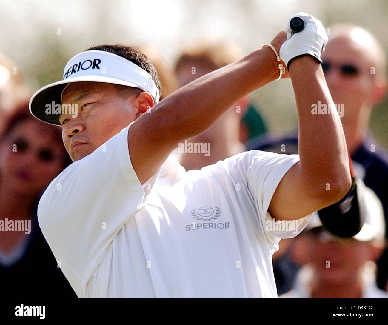 (Dpa) - sud coreano golfista K.J. Choi guarda il suo tee off durante l'ultimo round del tedesco Masters in Pulheim vicino a Colonia, Germania, 21 settembre 2003. Choi ha vinto il German Open con 26 sotto il par. Foto Stock