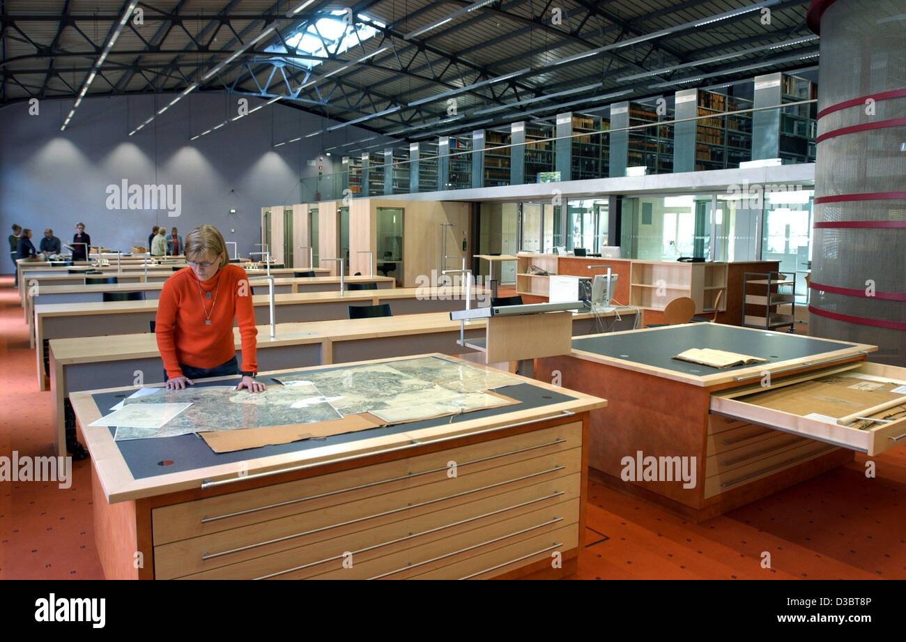 (Dpa) - Un dipendente sta in piedi di fronte ad un tavolo con una mappa storica alla recente apertura centrale record di pubblico ufficio dello stato tedesco della Turingia a Weimar, Germania, 16 settembre 2003. L'archivio è stato soggetto a notevoli ricostruzioni dell'impianto che è stato aggiunto un nuovo livello basso di un repository Foto Stock