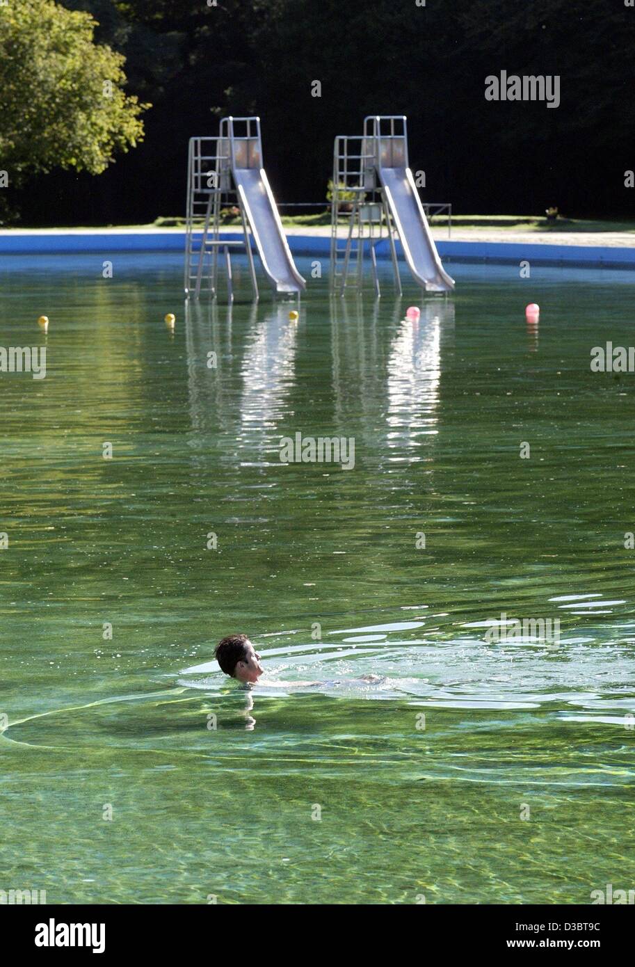 (Dpa) - Un unico uomo prende un ultimo bagno in un vuoto di una piscina pubblica a Kaiserslautern, in Germania, il 14 settembre 2003. La piscina resterà chiusa il giorno successivo per la stagione invernale. Foto Stock