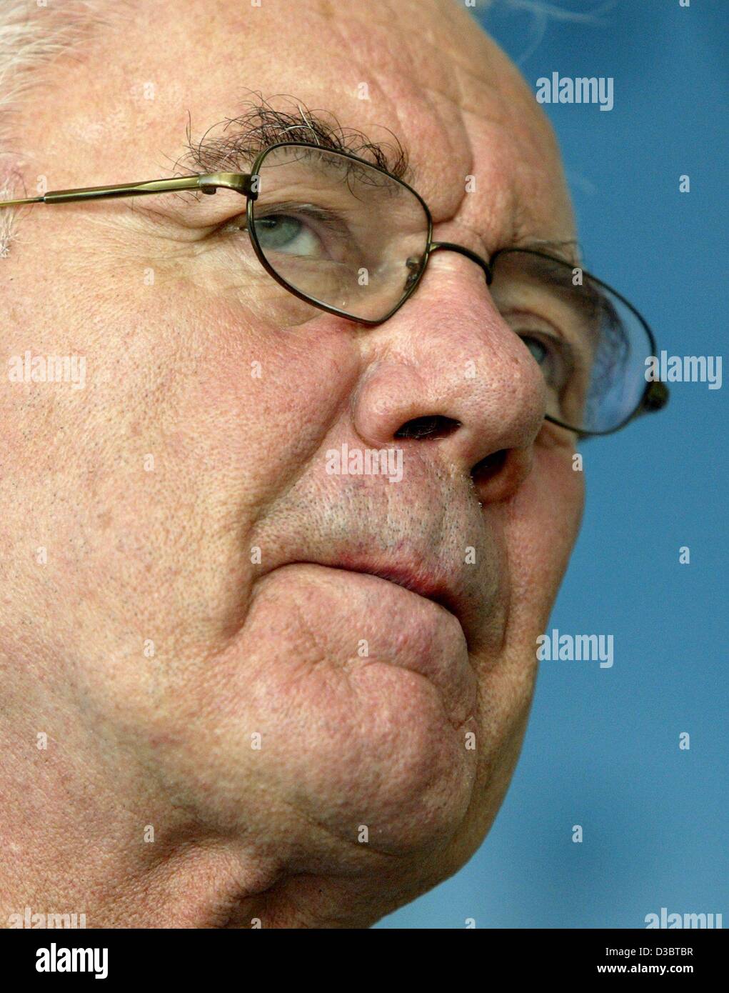 (Dpa) - Il Ministro dei Trasporti tedesco Manfred Stolpe morsi sulle sue labbra durante una conferenza stampa a Duesseldorf in Germania, 15 settembre 2003. Stolpe non esclude un altro rinvio del regime controverso di un pedaggio stradale per autocarri in Germania. Il sistema di pedaggio, il cui lancio ufficiale è stato messo di nuovo Foto Stock