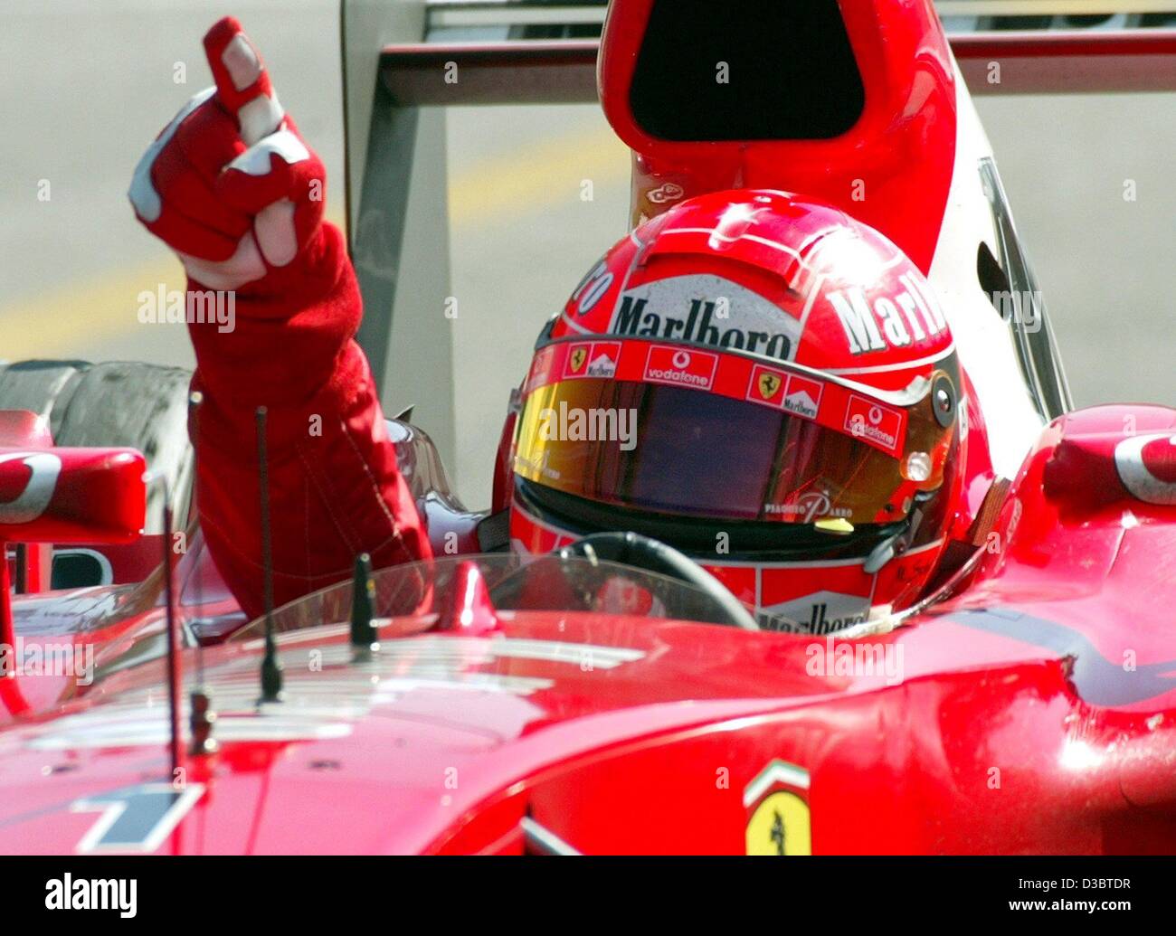 (Dpa) - Tedesco pilota di Formula Uno Michael Schumacher della Ferrari cheers dopo aver vinto il Gran Premio d'Italia a Monza, 14 settembre 2003. Schumacher porta ora in classifica generale con 82 punti. Foto Stock