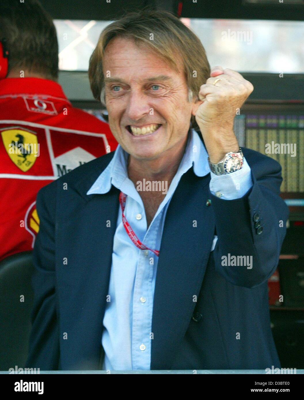 (Dpa) - Italiano il Presidente della Ferrari Luca di Montezemolo die cheers dopo il suo autista terminato i corsi di formazione di qualifica con il miglior tempo in gara di Formula Uno in pista a Monza, Italia, 13 settembre 2003. Foto Stock