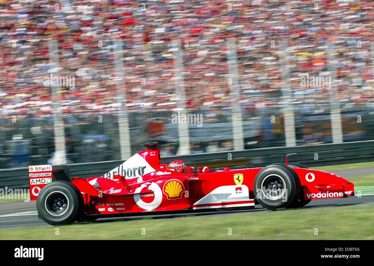 (Dpa) - Tedesco pilota di Formula Uno Michael Schumacher della Ferrari corse durante il Gran Premio d'Italia a Monza, 14 settembre 2003. Schumacher vince la gara e conduce la classifica generale con 82 punti. Foto Stock