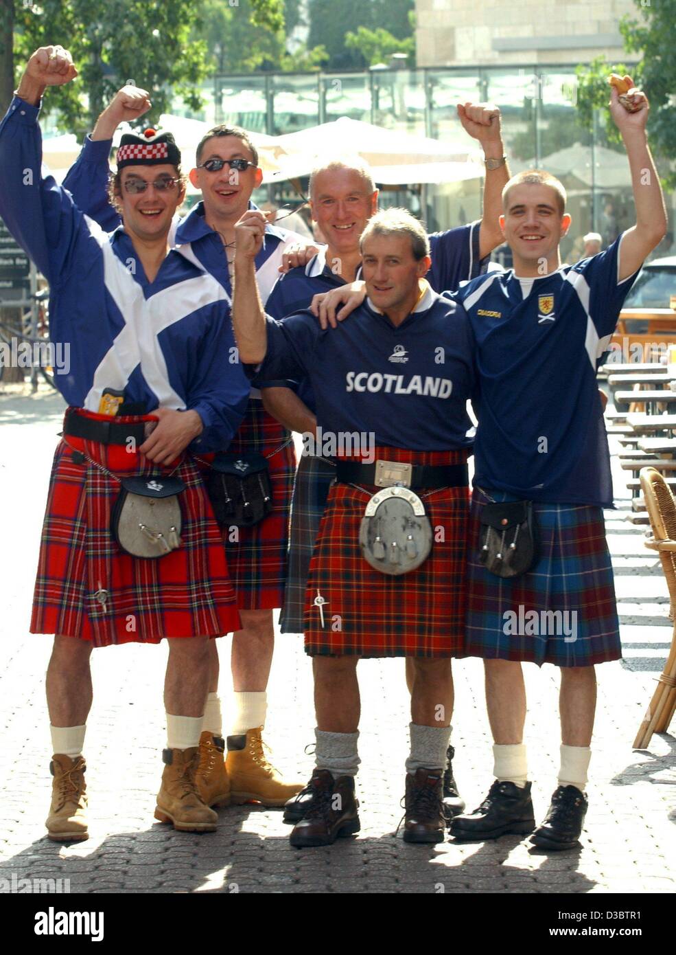 (Dpa) - Scottish tifosi di calcio rivestito in kilts tradizionale e soccer tricots pongono con un giorno di anticipo del gruppo cinque Euro 2004 contrapposte qualificatore in Germania e in Scozia, a Duesseldorf in Germania, 9 settembre 2003. Foto Stock