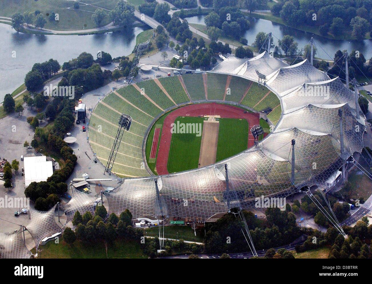 Dpa) - Una vista da uno Zeppelin sorvolano il parco Olympia a Monaco di  Baviera, 10 settembre 2003. Lo stadio olimpico è stato costruito per i  Giochi olimpici del 1972, ed è