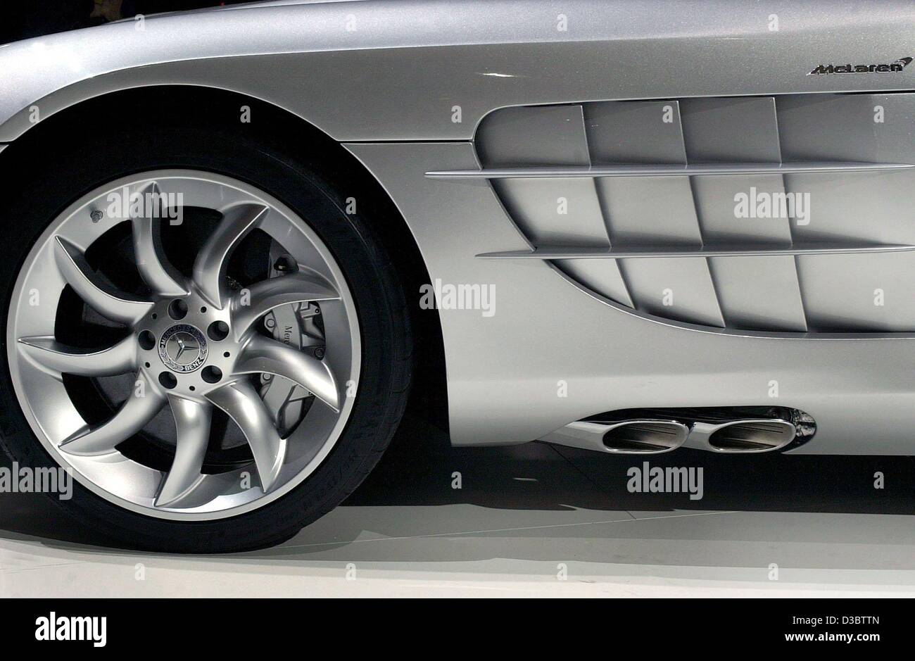 (Dpa) - Il nuovo Mercedes-Benz SLR McLaren è presentato in occasione della IAA International Car Show di Francoforte, Germania, 9 settembre 2003. La vettura, con una velocità massima di 334 km/h e 626 hp, avrà un costo di 375.000 euro, IVA non inclusa. La SLR è fabbricato in McLaren strutture in Inghilterra e sarà Foto Stock