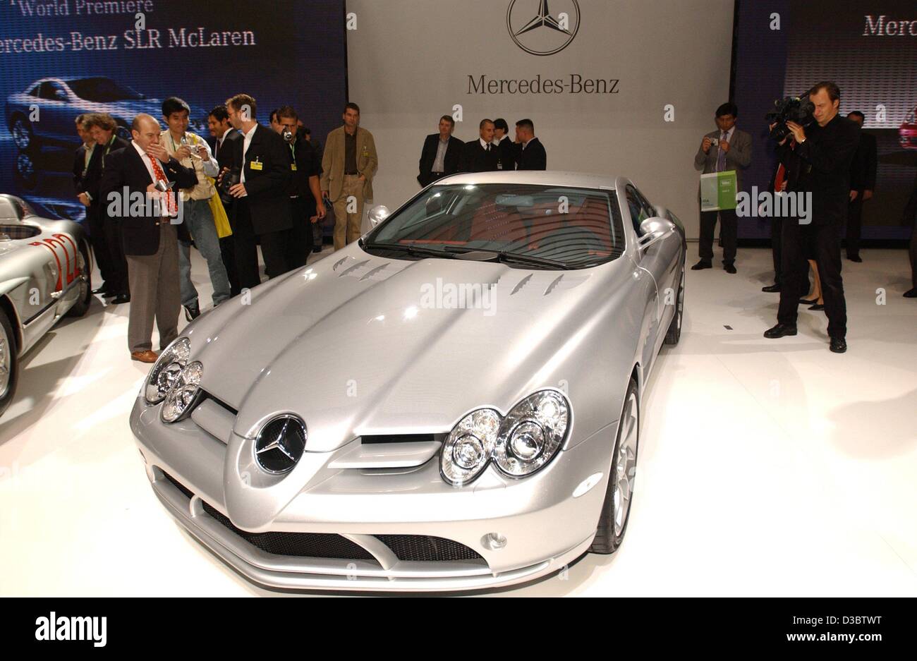 (Dpa) - Il nuovo Mercedes-Benz SLR McLaren è presentato in occasione della IAA International Car Show di Francoforte, Germania, 9 settembre 2003. La vettura, con una velocità massima di 334 km/h e 626 hp, avrà un costo di 375.000 euro, IVA non inclusa. La SLR è fabbricato in McLaren strutture in Inghilterra e sarà Foto Stock