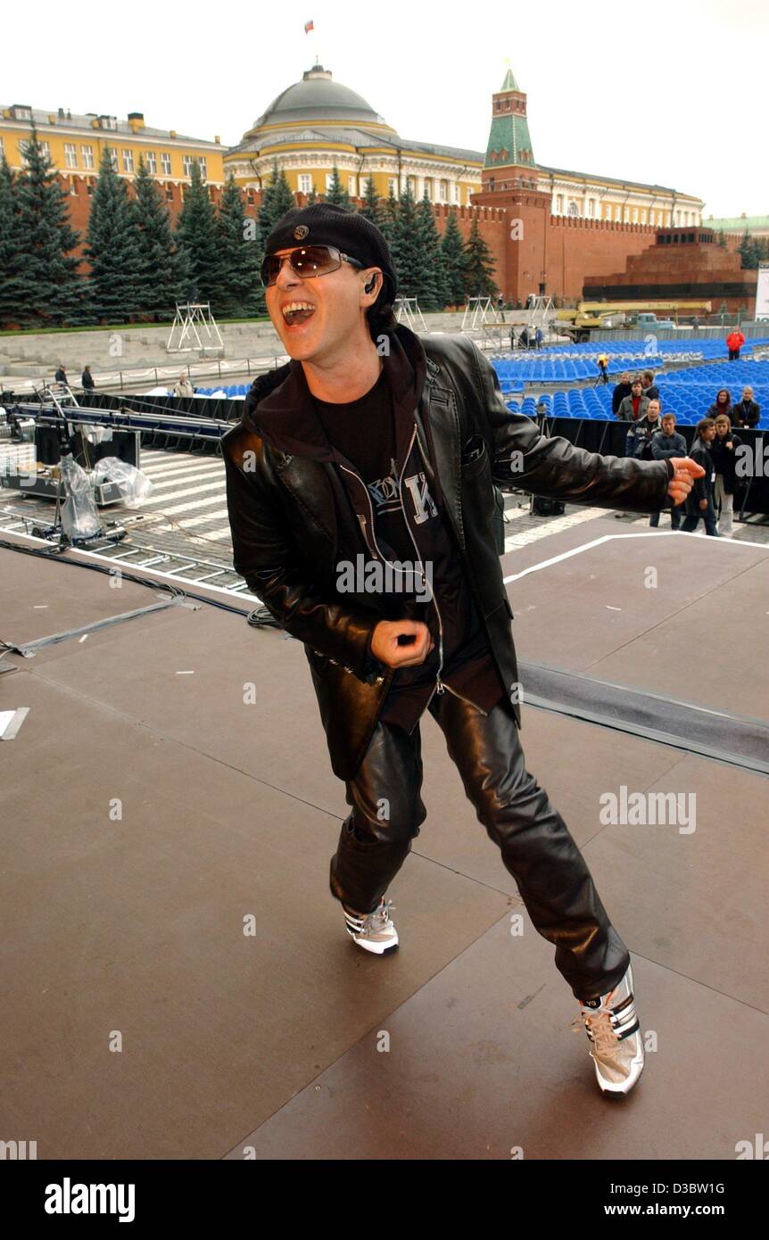 (Dpa) - Il cantante tedesco del gruppo rock The Scorpions, Klaus Meine, gesti sul palco durante le prove per il concerto sulla Piazza Rossa di Mosca, 6 settembre 2003. Il tedesco gli artisti che sono molto popolari in Russia sono state date le rare il permesso di scena uno spettacolo di fronte al Cremlino. Il Foto Stock
