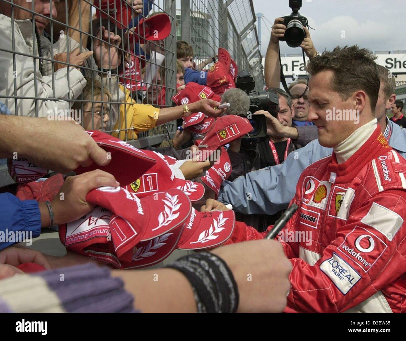 Dpa) - tedesco di formula one champion Michael Schumacher della Ferrari  firma autografi durante la prima 'Michael Schumacher fan day' al  Nuerburgring race track, Germania, 7 settembre 2003. Il cinque volte  campione