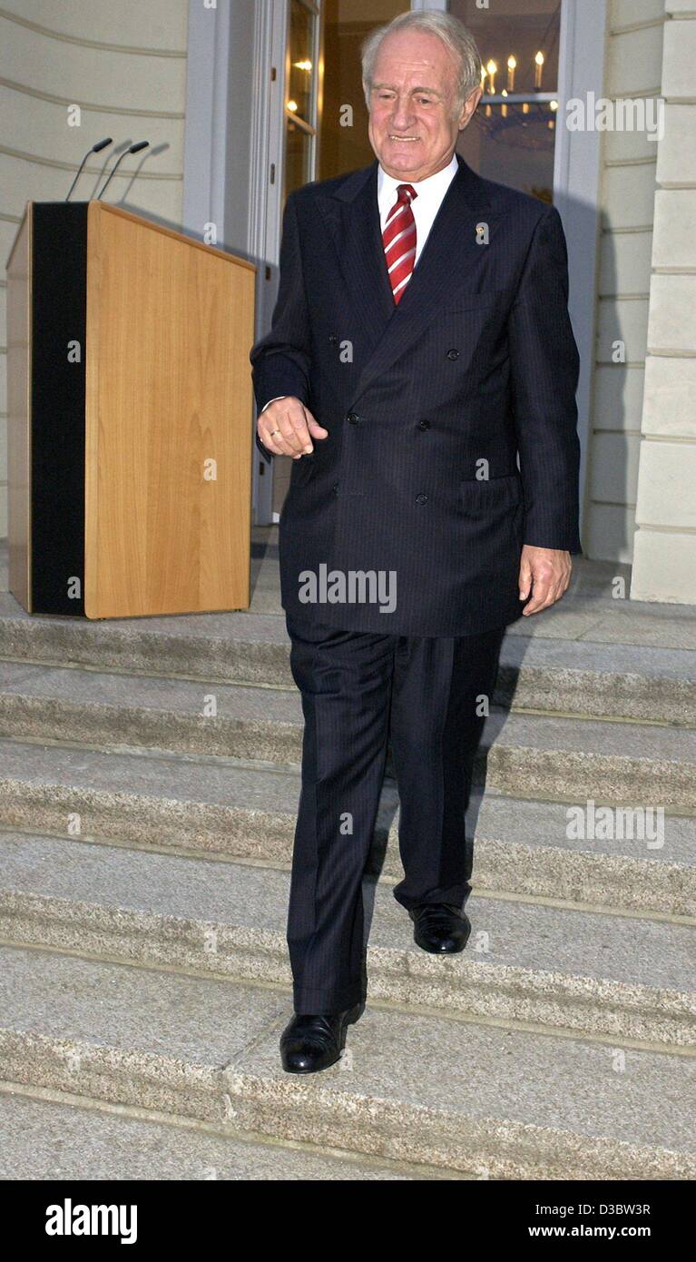 (Dpa) - Il Presidente tedesco Johannes Rau passi verso il basso dal leggio a premere il ricevimento nel castello di Bellevue di Berlin, 4 settembre 2003. Alla reception il 72-anno-vecchio presidente descritto la sua intenzione di andare in pensione il prossimo maggio, gettando aprire una gara a succedergli nella prestigiosa ma largamente cerimoniale Foto Stock