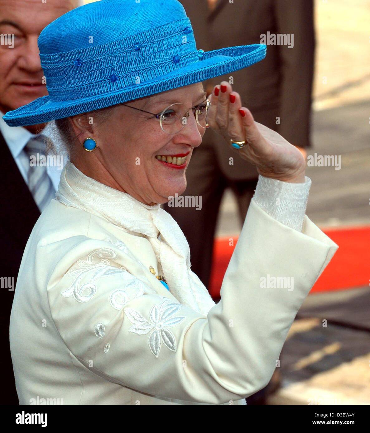 (Dpa) - La Regina Margrethe II di Danimarca onde al suo arrivo a Lubecca, Germania, 5 settembre 2003. In piedi dietro di lei è il marito Principe Henrik. Lubecca è la prima fermata del reale danese di coppia che sono in visita ufficiale in Germania. Foto Stock