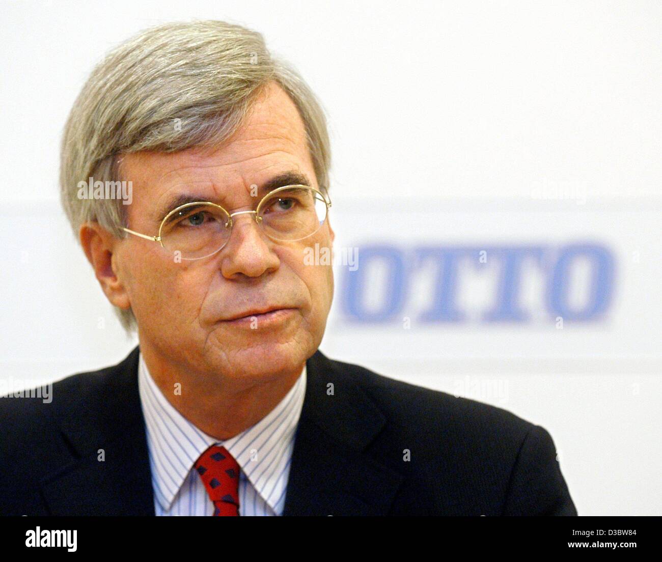 (Dpa) - Michael Otto, presidente del consiglio di amministrazione di Otto di ordine di posta "società Otto Versand', illustrato nel corso di una conferenza stampa a Amburgo, 4 settembre 2003. Nonostante la recessione generale e un meno di 0,8 per cento del fatturato, Otto è stata in grado di aumentare i suoi profitti al lordo delle imposte del 24 per cento a 342 milli Foto Stock