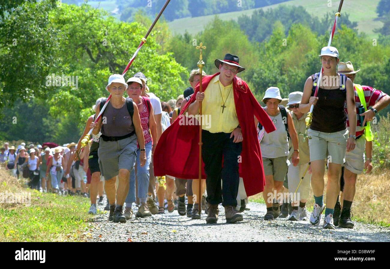 (Dpa) - Un gruppo di pellegrini escursione attraverso Rhon montagne vicino Waldberg, Germania meridionale, 21 agosto 2003. Circa 600 persone hanno preso parte al tradizionale cinque giorni di pellegrinaggio che conduce da Wuerzburg a Kreuzberg Mountain e indietro. Foto Stock