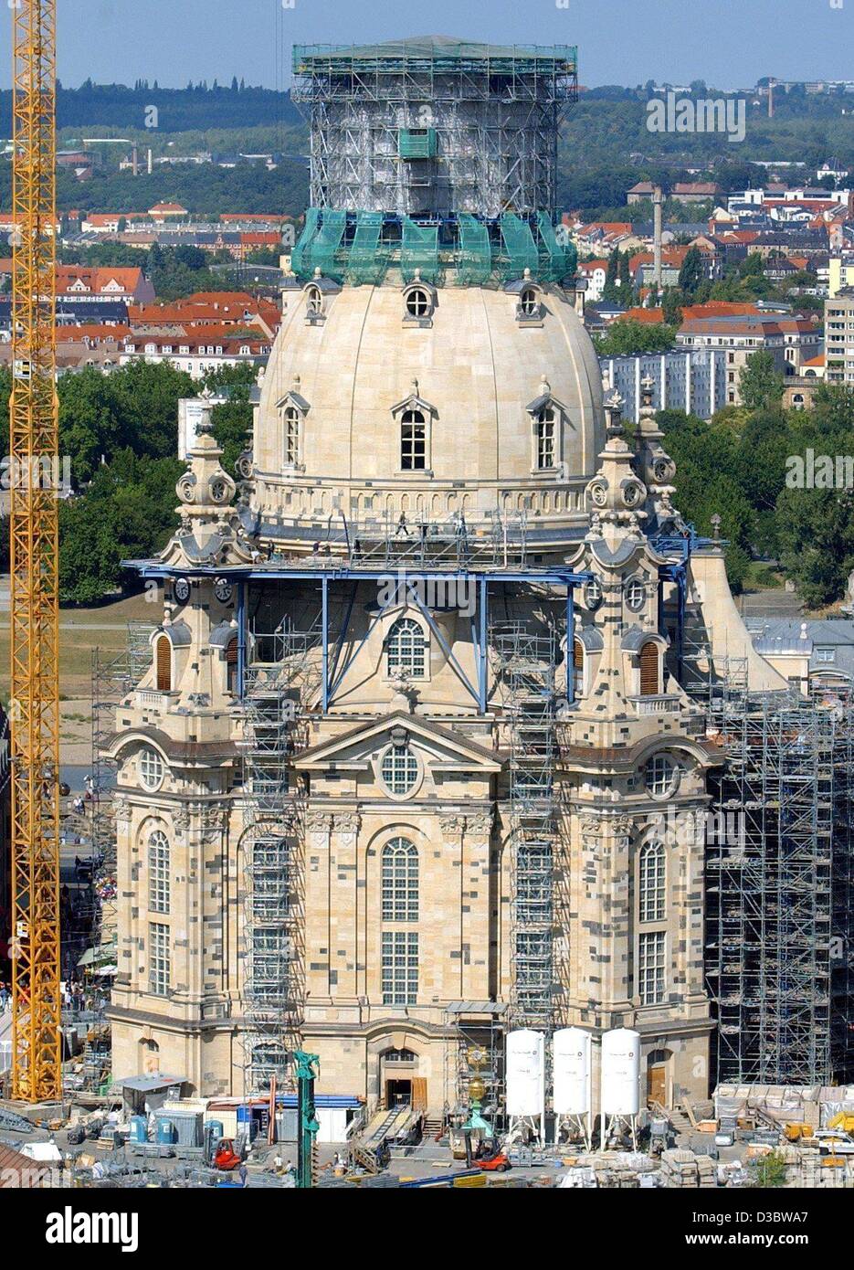 (Dpa) - Il restauro della Frauenkirche (donne) chiesa prende forma come la cupola emerge dalle impalcature, a Dresda, in Germania, 3 settembre 2003. La chiesa, un capolavoro di architettura barocca, fu distrutto nel febbraio 1945 dai bombardamenti degli alleati. Le sue rovine è servito come un memoriale di guerra Foto Stock