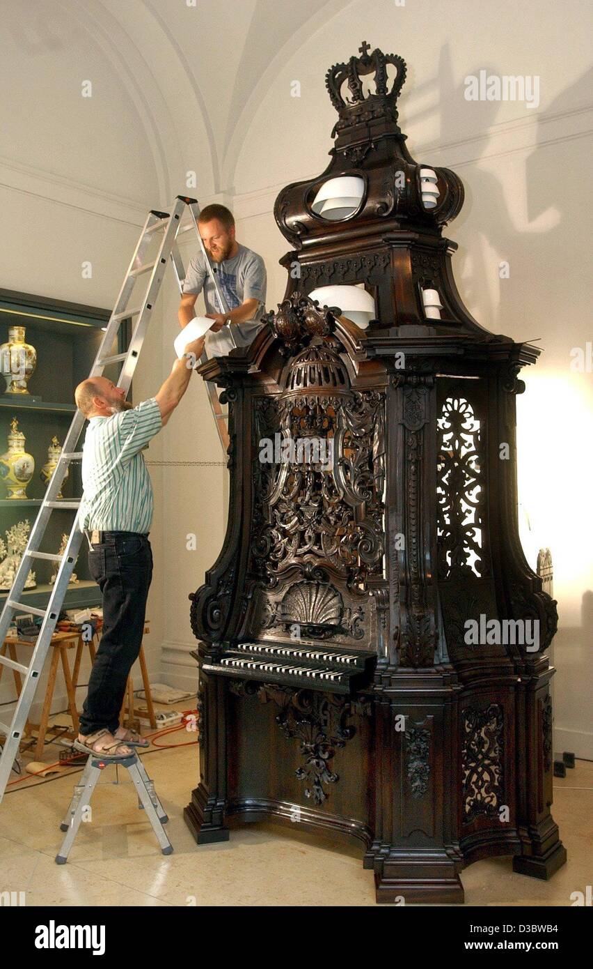 (Dpa) - restauratori Jochen Flade (L) e Ulf Hausmann (R) mettere insieme i pezzi del restaurato di carillon in Cina in un dipartimento Zwinger di Dresda, in Germania, il 4 giugno 2003. Il carillon, risalente al 1739, erano stati progettati dall'architetto Zwinger, Daniel Matthaeus Poeppelmann. Il caso ha fatto Foto Stock