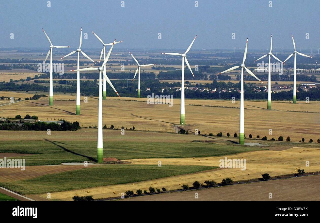 (Dpa) - Una vista di moderni mulini a vento in un windpark vicino a Bernburg, Germania, 18 agosto 2003. Ci sono circa 1.150 i mulini a vento nella parte orientale di Stato della Sassonia Anhalt, che è circa un decimo di tutti i mulini a vento in Germania. Foto Stock