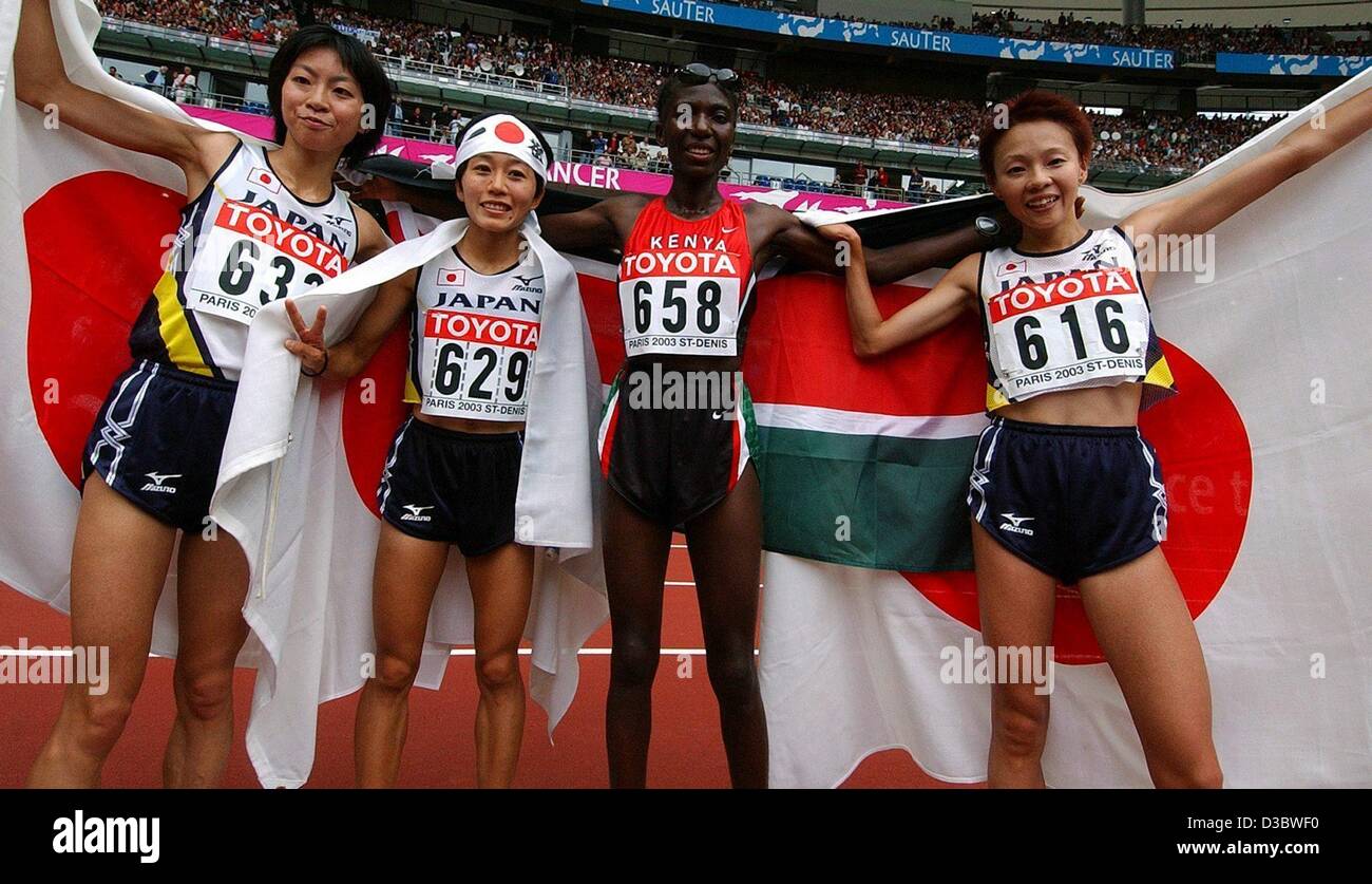 (Dpa) - Catherine Ndereba dal Kenya (2a da R) pone con i suoi tre avversari giapponesi che ella ha sconfitto nel femminile alla maratona evento presso il nono IAAF Atletica Campionati del Mondo allo Stade de France di Parigi, 31 agosto 2003. Il 31-anno-vecchio vince il keniota in un tempo di 2:23:55 ore, Mizuki Noguc Foto Stock
