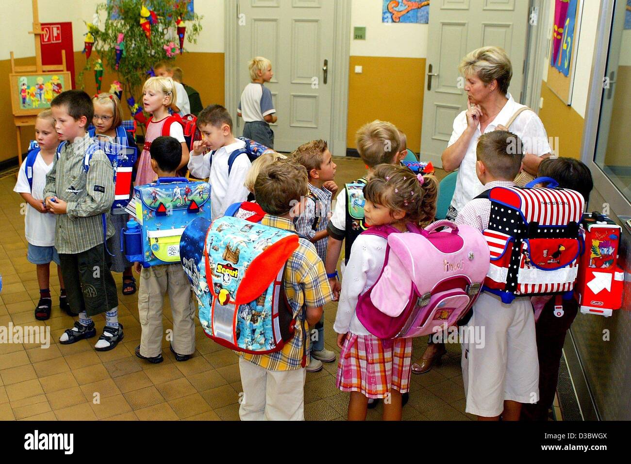 (Dpa) - Un gruppo di prime livellatrici sono sulla loro strada per la loro prima lezione presso una scuola elementare a Magdeburgo, nella Germania orientale, 23 agosto 2003. Nella Germania orientale, il numero degli studenti è in calo costante. I motivi sono la diminuzione del tasso di natalità e che molti giovani si allontanano a th Foto Stock