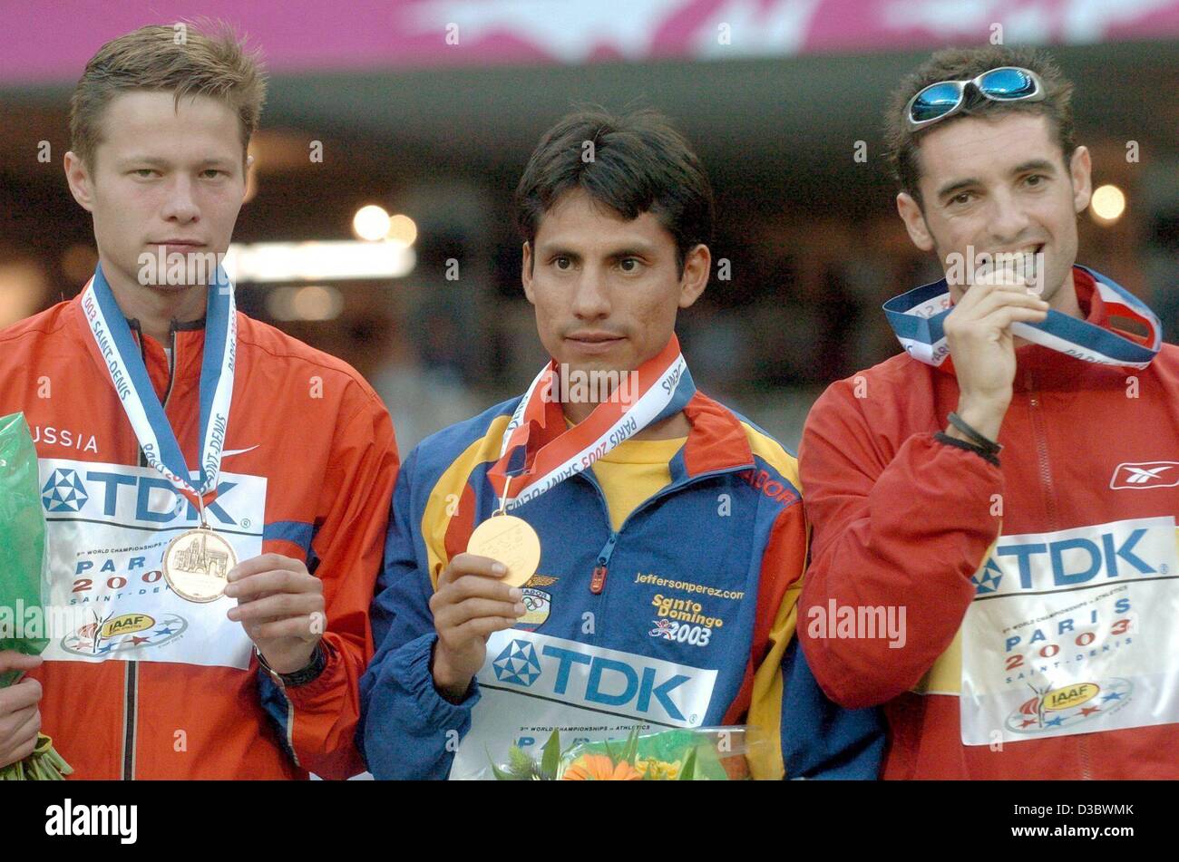 (Dpa) - i tre vincitori di uomini della 20 km a piedi la concorrenza, primo posto Jefferson Perez da Ecuador (C), il secondo posto di Francisco Javier Fernandez dalla Spagna (R) e terzo posto il russo Roman Rasskazov, pongono con le loro medaglie sul podio al nono IAAF Atletica Campionati del Mondo presso la Sta Foto Stock