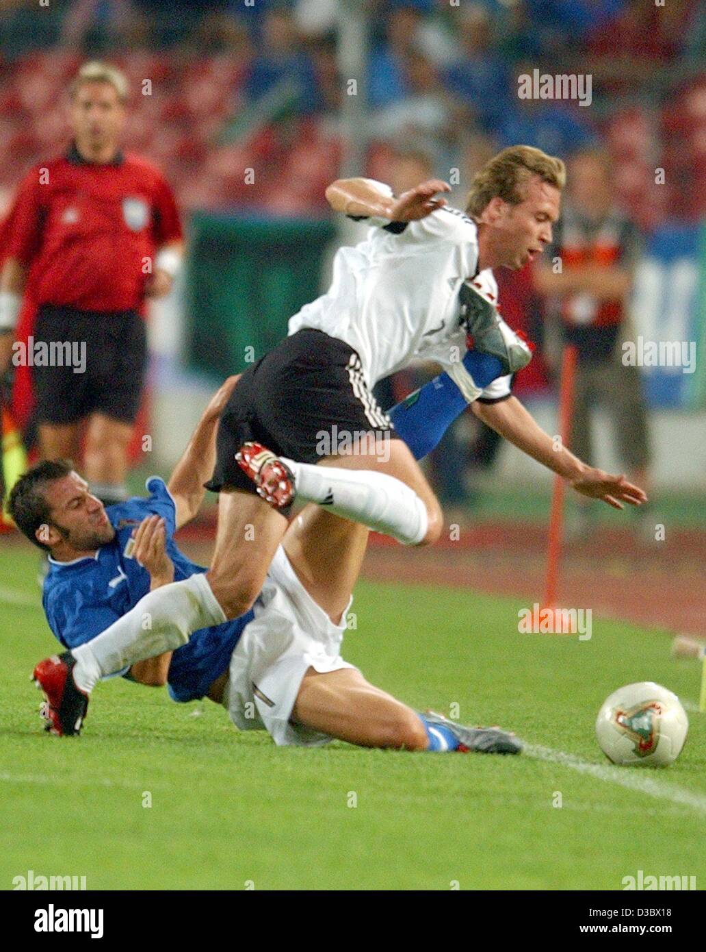 (Dpa) - avanti italiano Alessandro del piero (L) arresta il difensore tedesco Andreas Hinkel (R) durante il soccer amichevole tra Germania e Italia a Stoccarda, Germania, 20 agosto 2003. Italia vince 1-0. Foto Stock