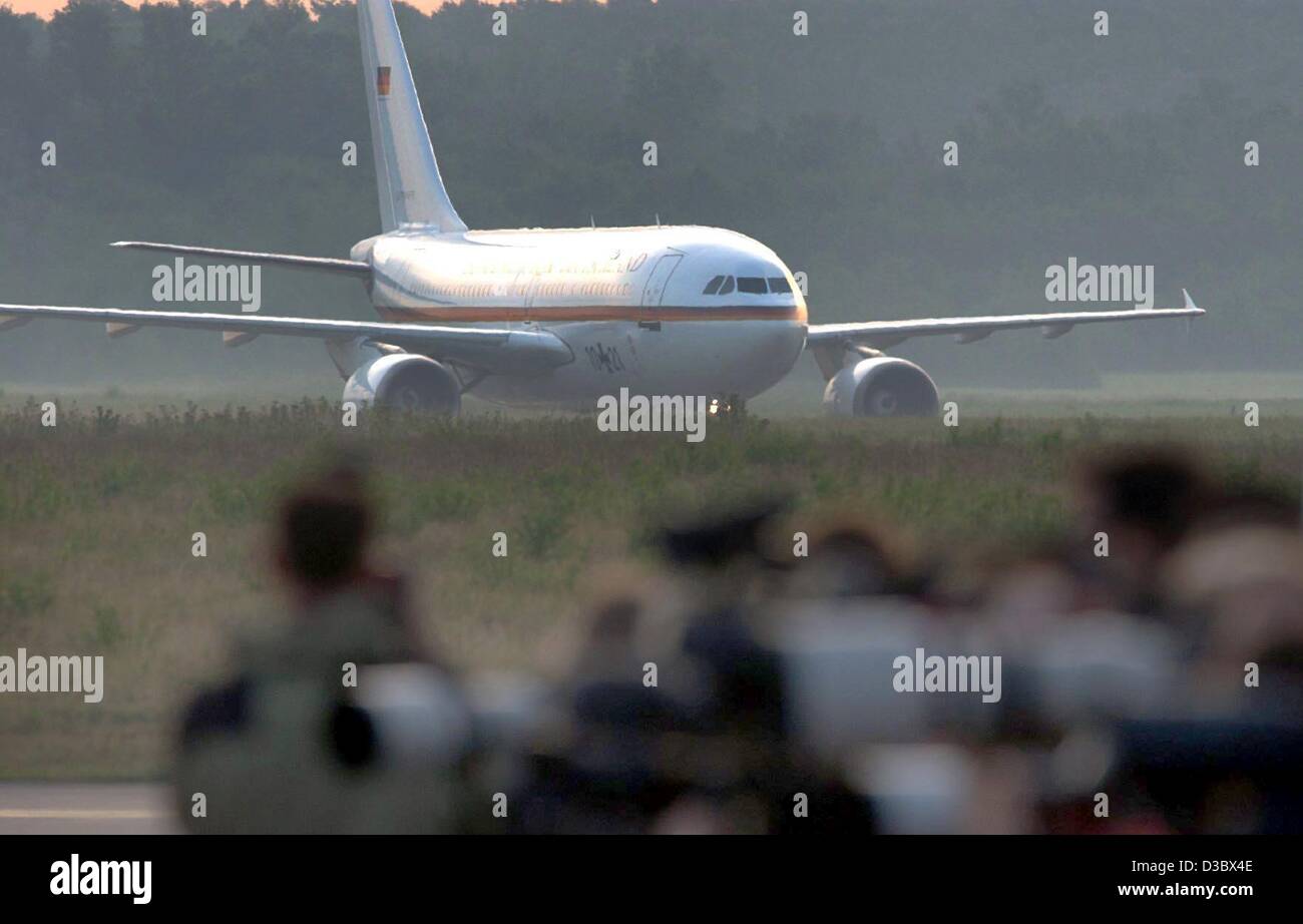 (Dpa) - Il Sahara rilasciato gli ostaggi stanno per atterrare all'aeroporto di Colonia, Germania, 20 agosto 2003. Un tedesco Air Force jet 14 portante gli europei che hanno speso quasi sei mesi come ostaggi nelle mani di algerini islamici radicali è arrivato in anticipo il 20 agosto a Colonia. I nove tedeschi, quattro svizzeri e uno Foto Stock