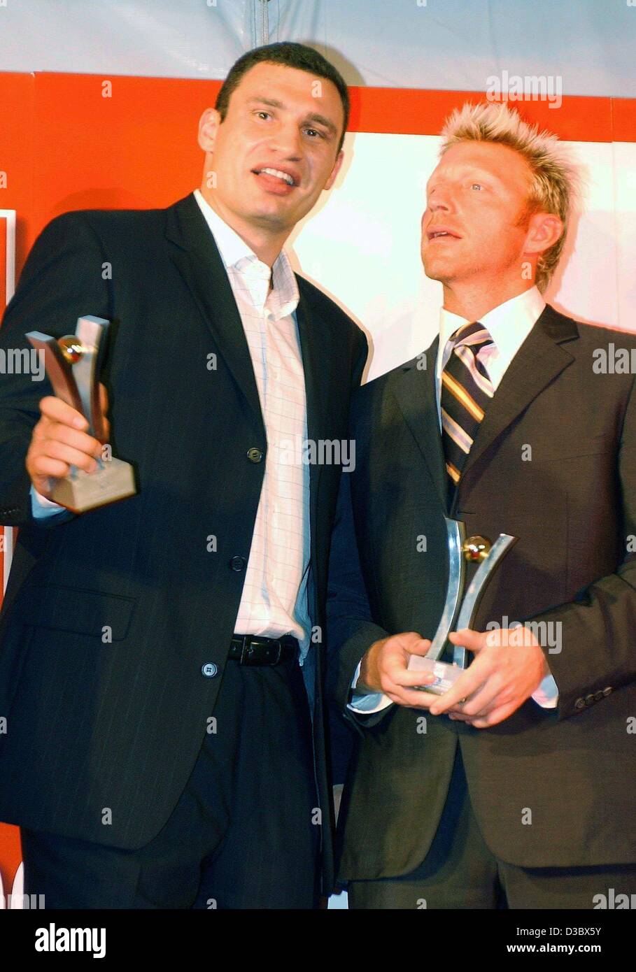 (Dpa) - boxer ucraino Vitali Klitschko (L) e la leggenda del tennis Boris Becker pone con loro 'Sport Bild' awards di Amburgo, 18 agosto 2003. 'Sport Bild' sport (foto), in Europa la più grande rivista sportiva, onorato gli sportivi per i loro successi nei media e le loro idee per lo sport. Foto Stock